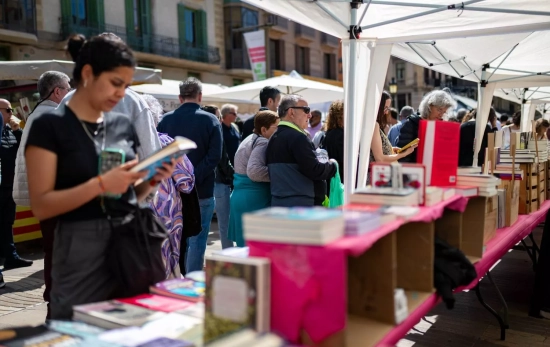 Aglutinaciones de personas en los puestos de libros, durante la Diada de Sant Jordi 2025 / EP
