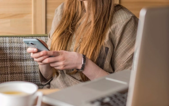 Una persona revisa su móvil / FREEPIK