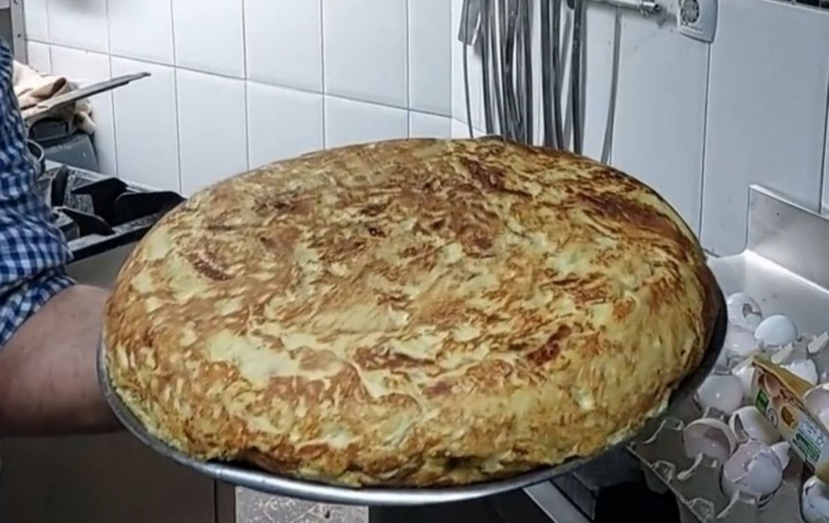 La tortilla de 64 huevos de Morrysom / Facebook Pedro Sausor