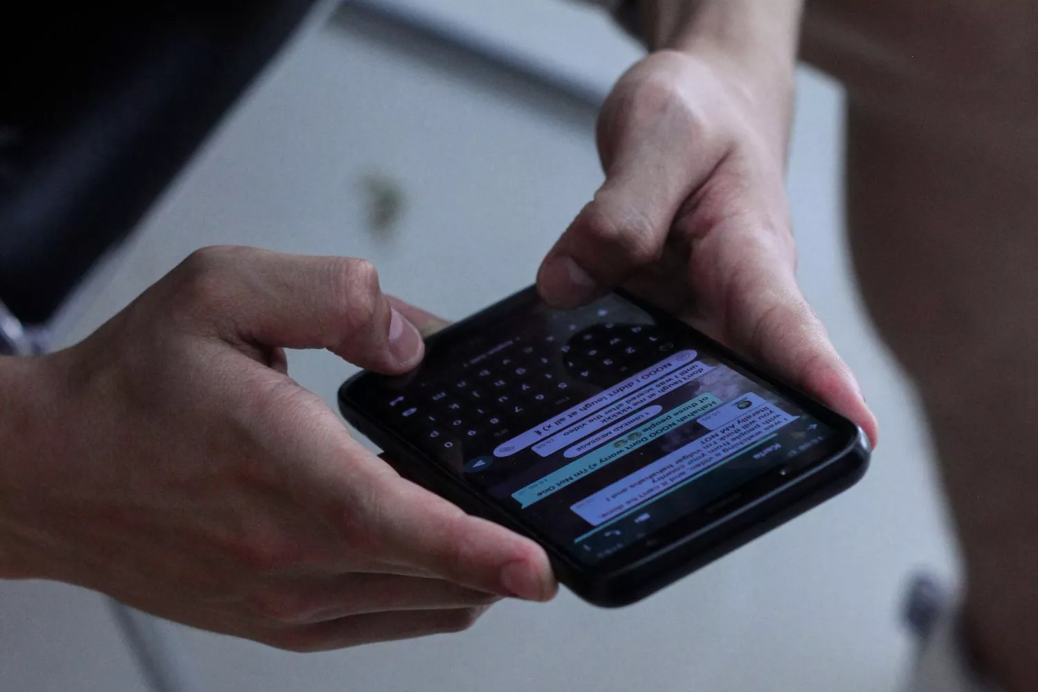 Una persona chatea por WhatsApp / UNSPLASH