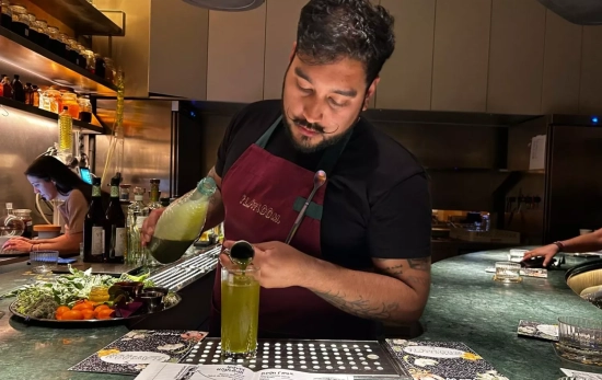 César Montilla, bar manager y copropietario de Stravinsky' Parfumerie ANA CARRASCO