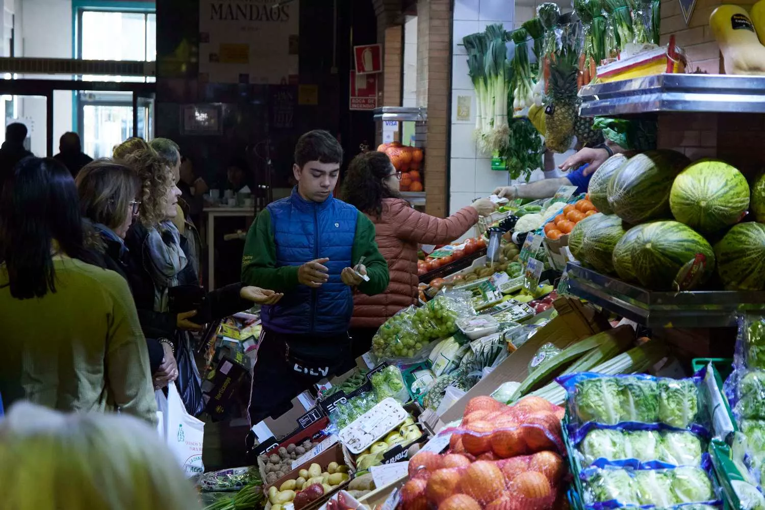 Puestos de fruta en un mercado   EUROPA PRESS   JOAQUIN CORCHERO