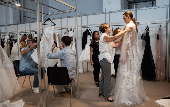 Preparativos antes del desfile de Isabel Sanchis / GALA ESPÍN