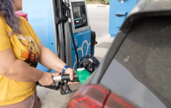 Repostaje en una gasolinera / EUROPA PRESS - EDUARDO PARRA