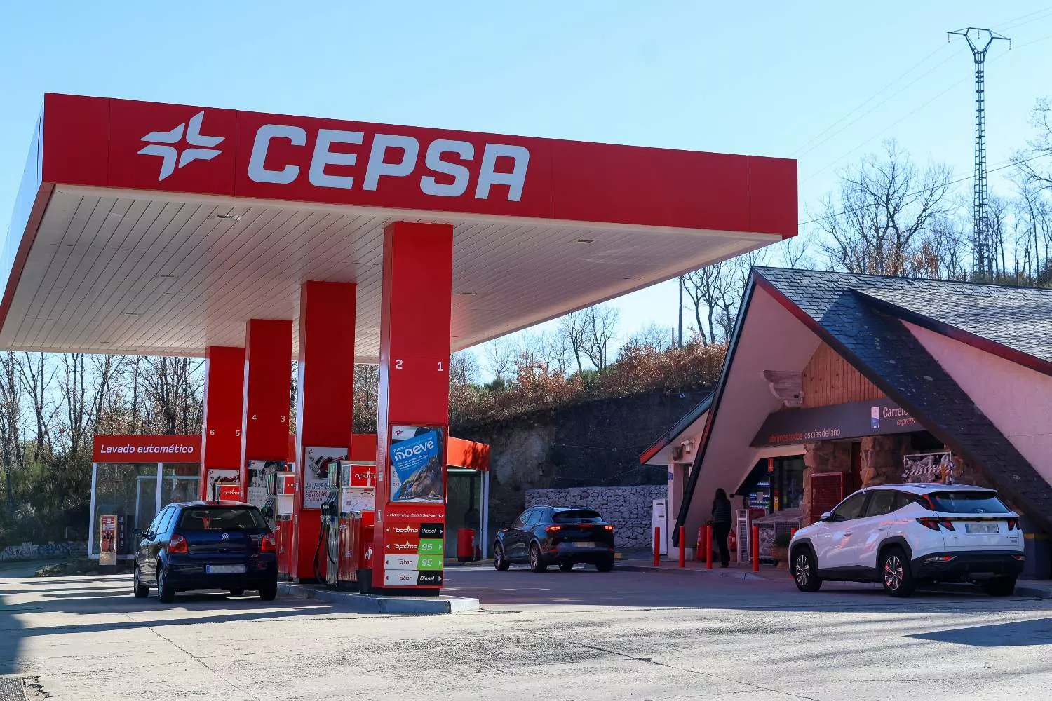 Varios coches en una gasolinera / EUROPA PRESS