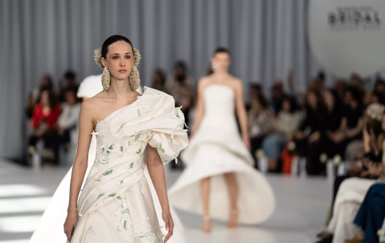 Vestido pintado a mano en el desfile de Isabel Sanchis durante Barcelona Bridal Fashion Week/ GALA ESPÍN