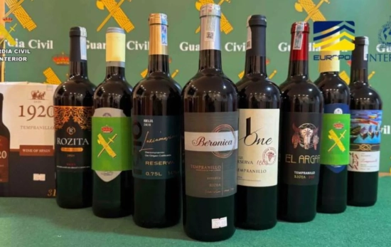 Varias botellas de vino falsificadas incautadas por la Guardia Civil en 2026 / GUARDIA CIVIL 