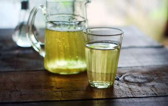 Un litro de agua con los polvos de Mercadona sabor manzana/ CANVA