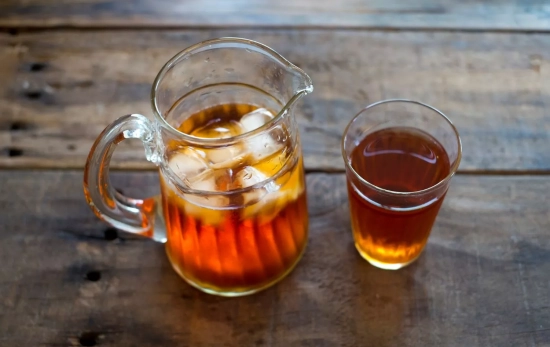 Agua con los aderezada con los polvos de té sabor limón Hacendado/ CANVA