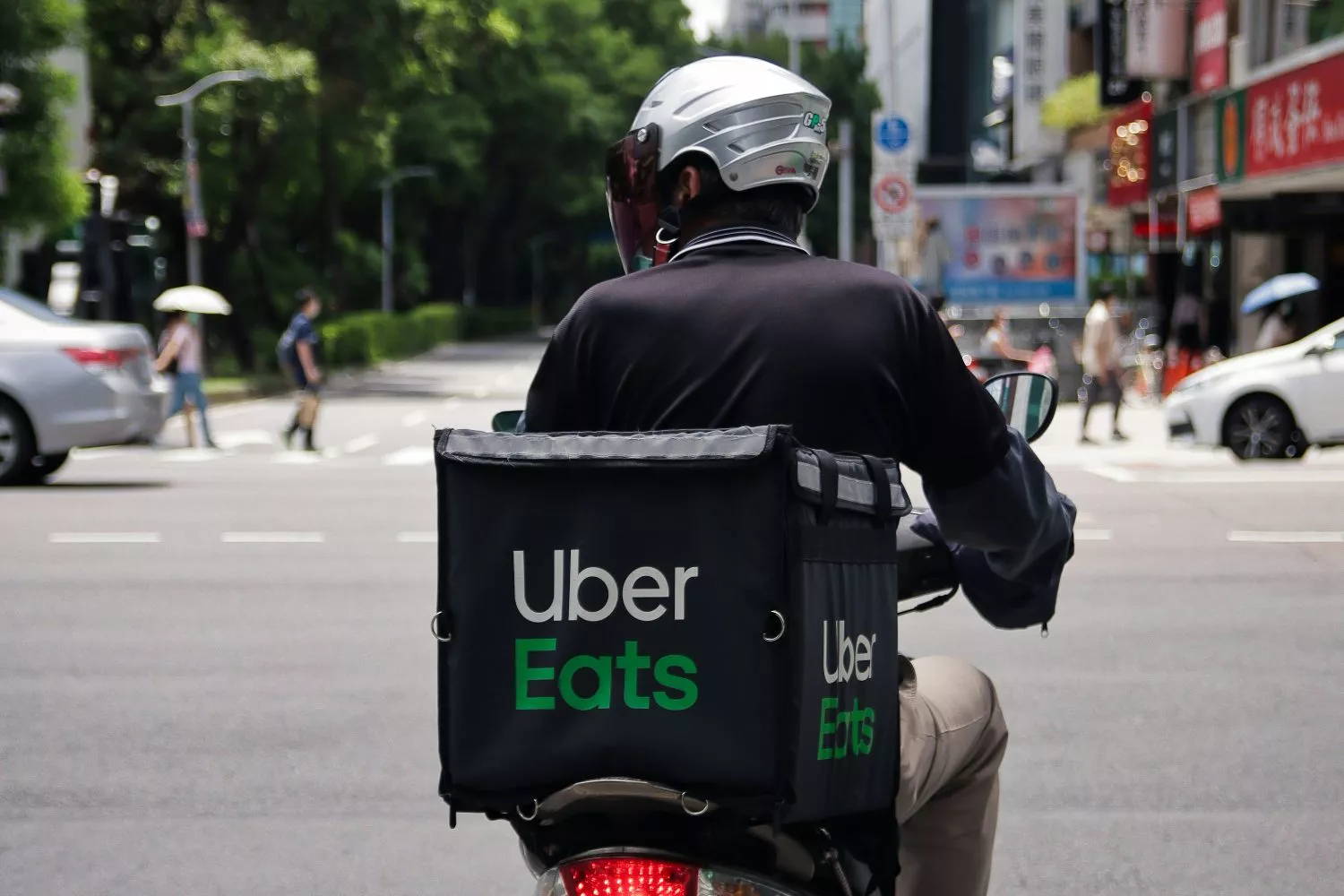 Un trabajador de Uber Eats