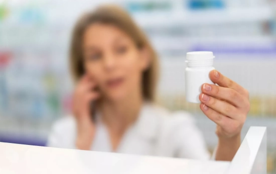 Una persona sostiene un medicamento / FREEPIK