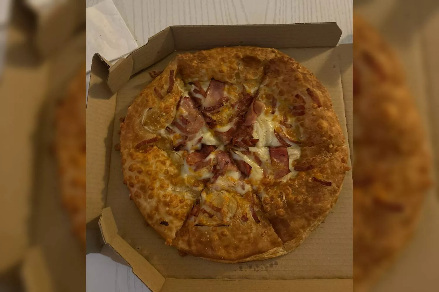 Foto de la pizza con pocos ingredientes de Domino's / X