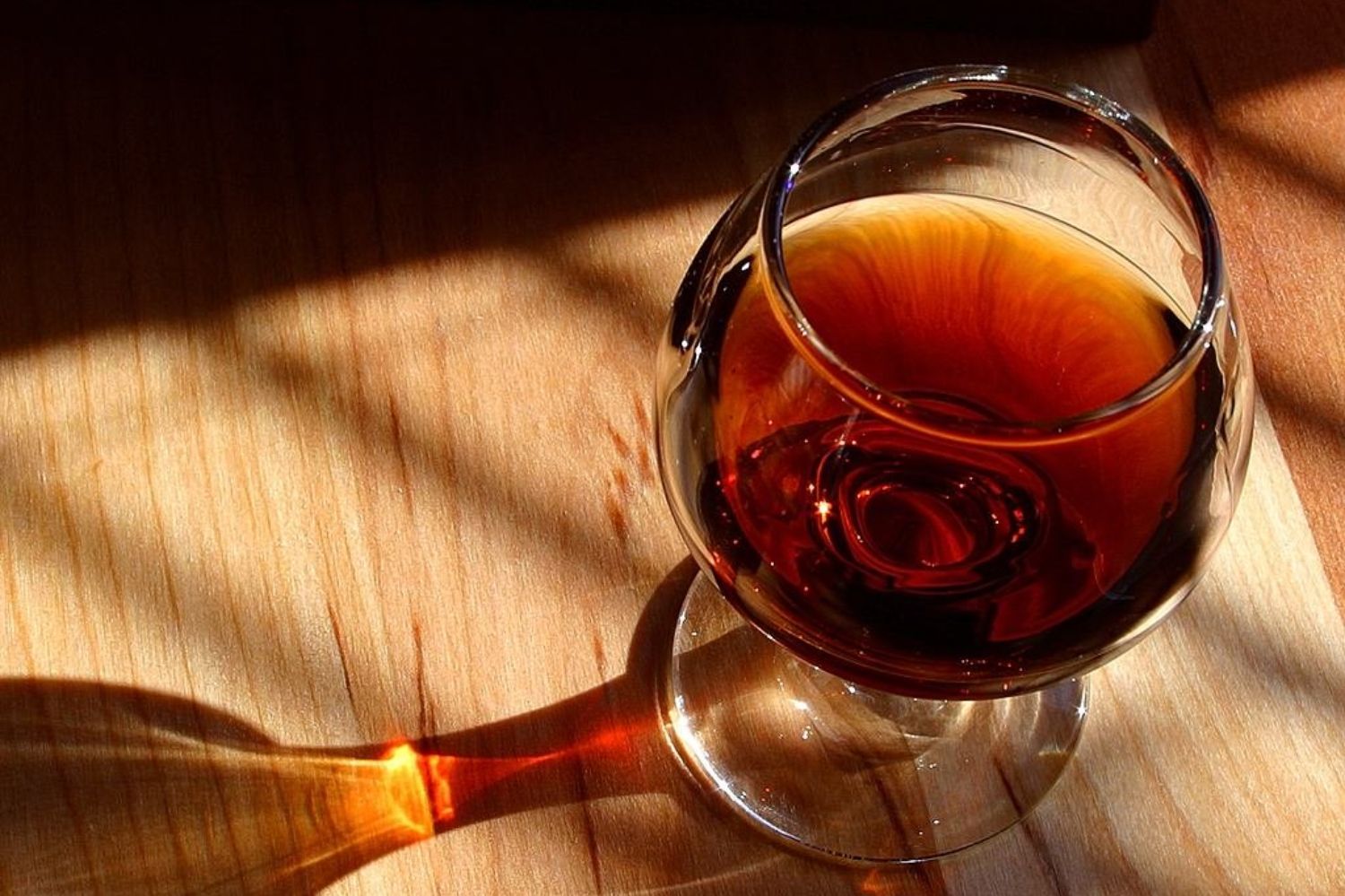 Um copo de aguardente de Jerez, um dos tradicionais licores com Indicação Geográfica Protegida / Pexels