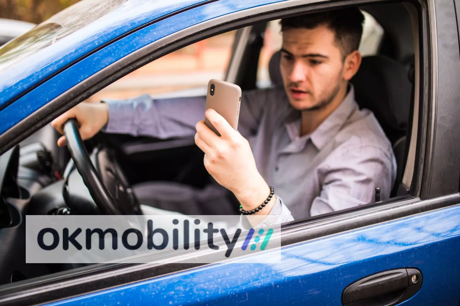 Un cliente de OK Mobility preocupado   FOTOMONTAJE