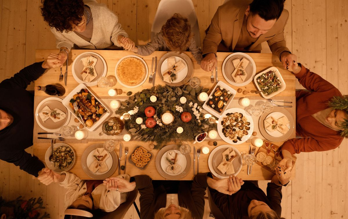 Una familia celebra una cena de Navidad / PEXELS Una familia celebra una cena de Navidad / PEXELS
