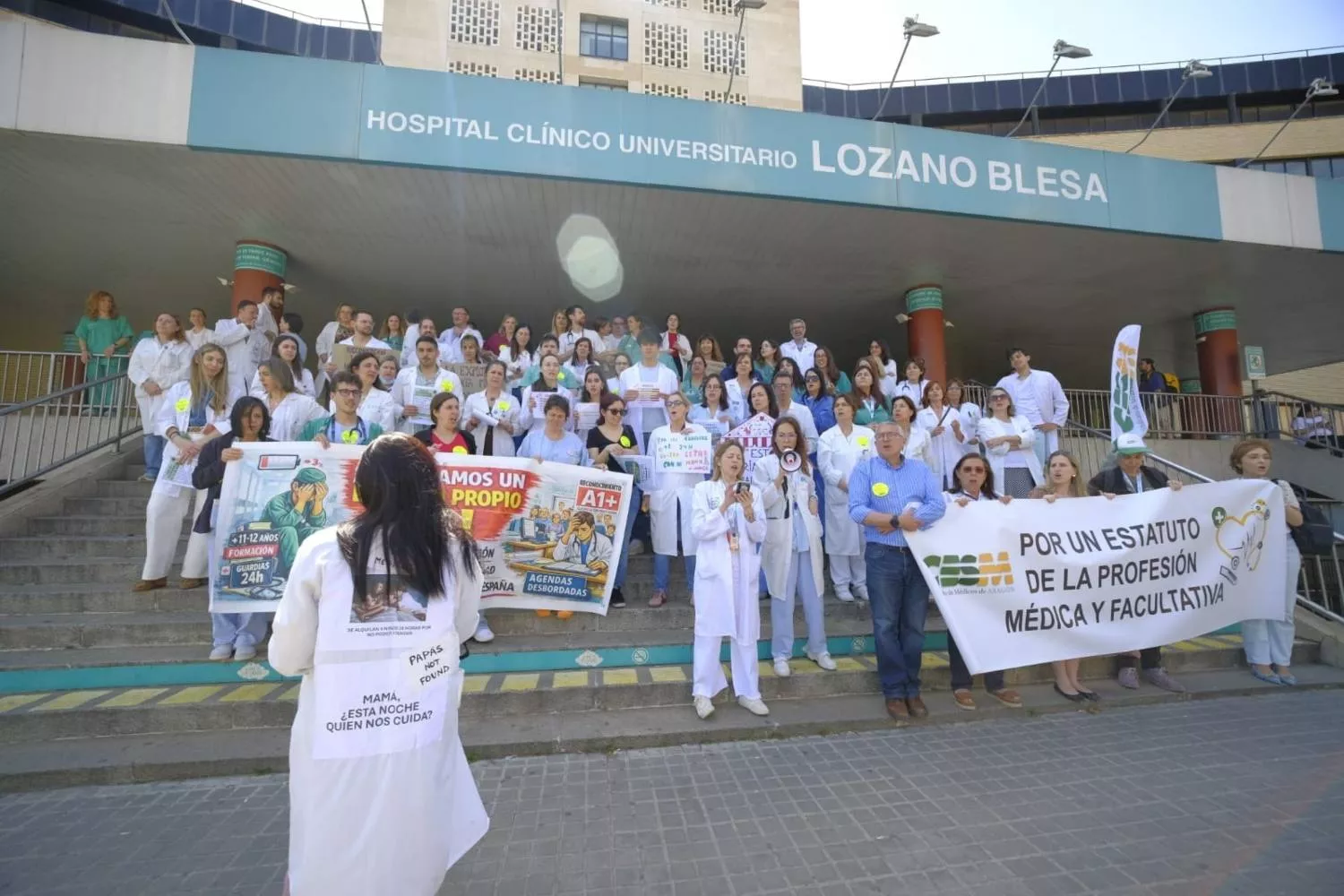 Concentración de médicos frente al Hospital Clínico de Zaragoza / EP