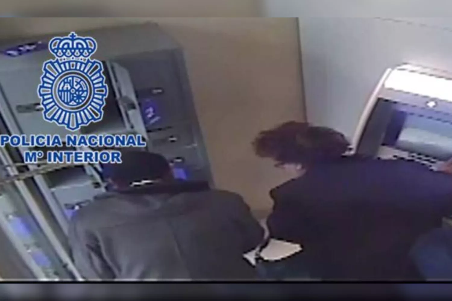 Un ladrón robando a una persona mayor en el cajero / POLICÍA NACIONAL