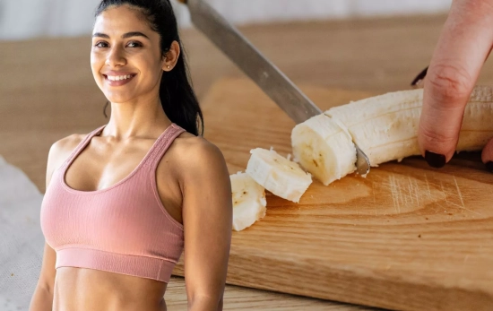 Una persona de estilo de vida saludables en cuya dieta está el plátano/ Fotomontaje