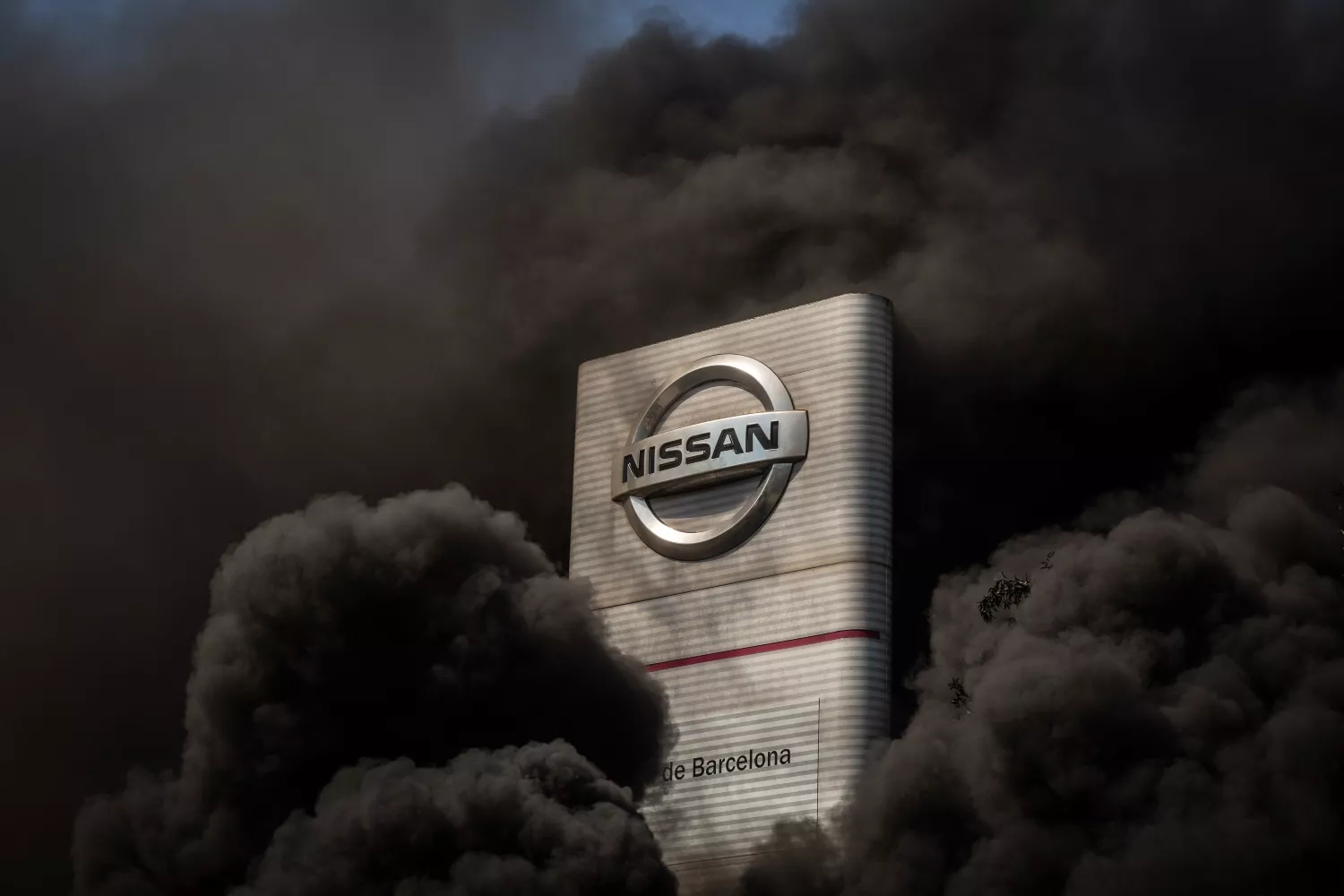 Quema de neúmaticos como protesta por el cierre de la fábrica de Nissan en la Zona Franca en 2020  