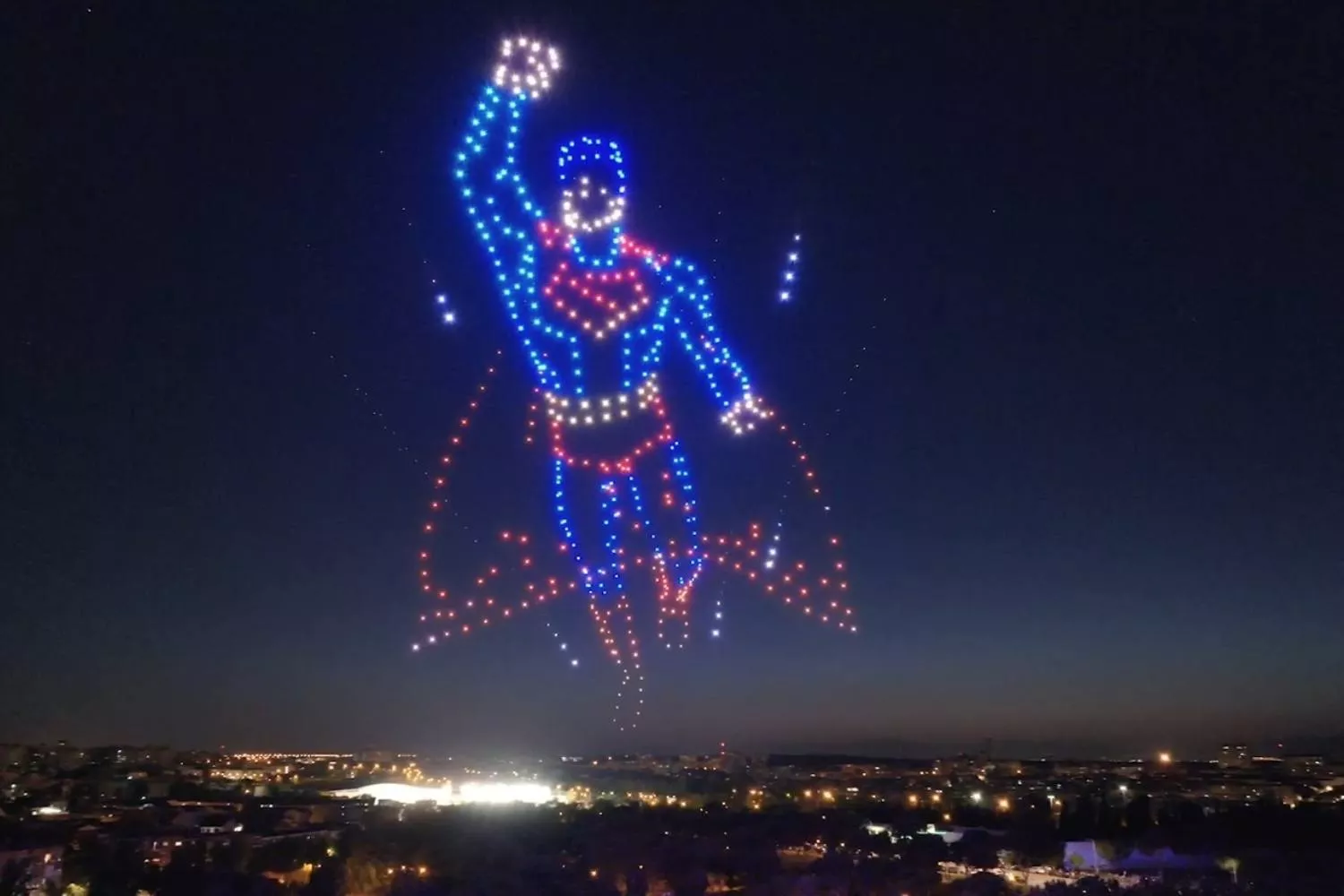 Proyección de drones durante un espectáculo en el Parque Warner de Madrid recreando la figura de Superman / EP