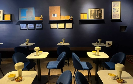 Sillas y mesas en el bar del Teatre Raval / TC