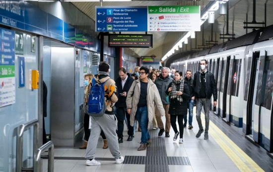 Personas en el metro / EUROPA PRESS - A. PEREZ MECA 