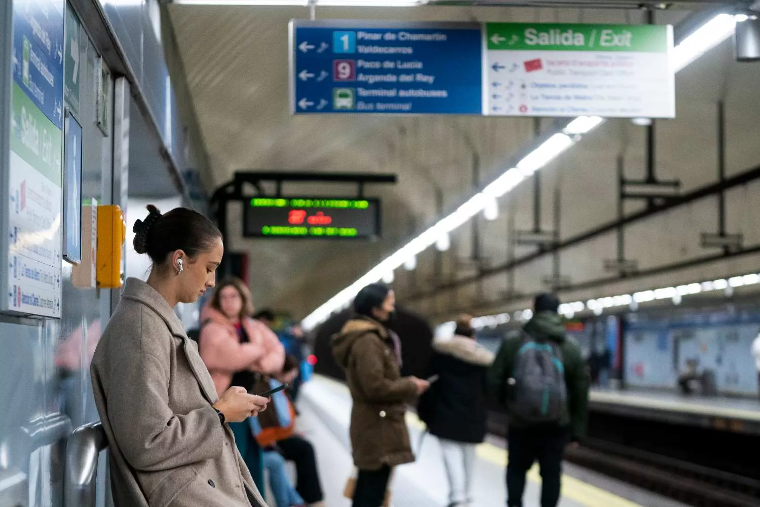 Varias personas en el Metro de Madrid / EUROPA PRESS - A.PEREZ MECA