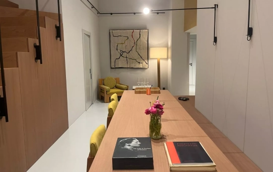 El sótano de la joyería Sant con una mesa y obras de arte / TC