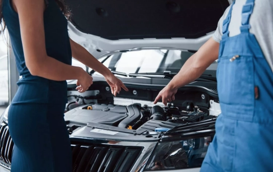 Dos personas junto a un coche / FREEPIK