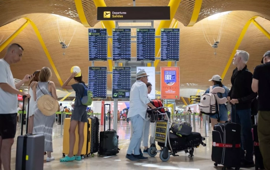 Pasajeros con maletas visualizan las pantallas / EUROPA PRESS - ALEJANDRO MARTINEZ VELEZ