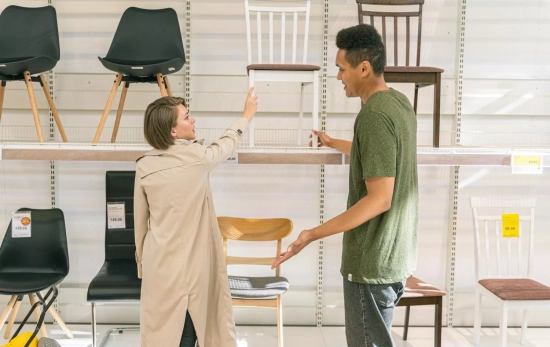 Dos personas en una tienda de Ikea / IKEA