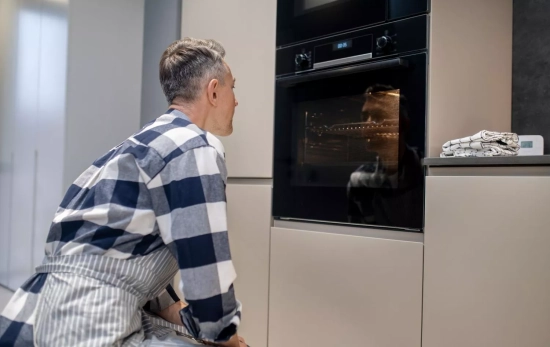 Una persona mira su horno / FREEPIK 