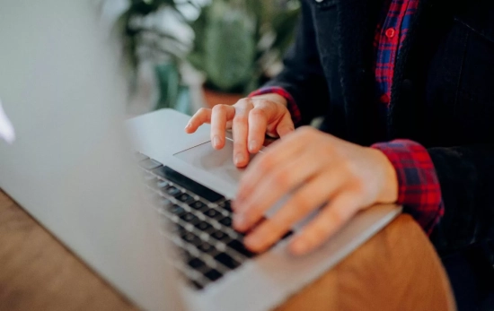 Una persona escribe una reclamación / PEXELS