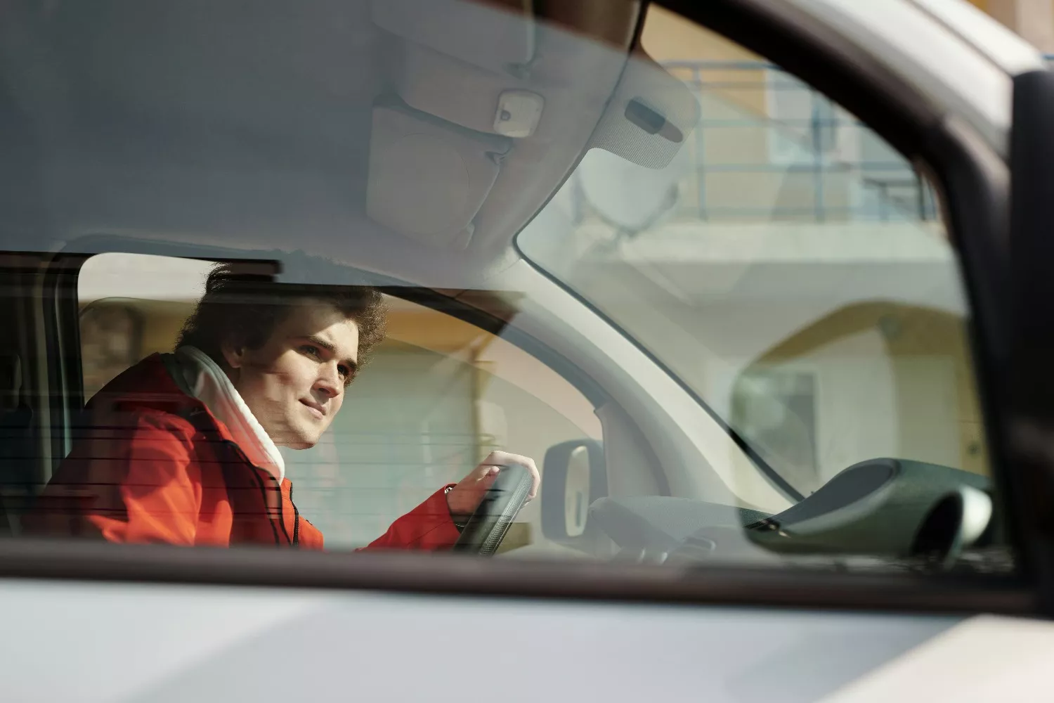Un conductor observa la matrícula rosa de un coche / PEXELS