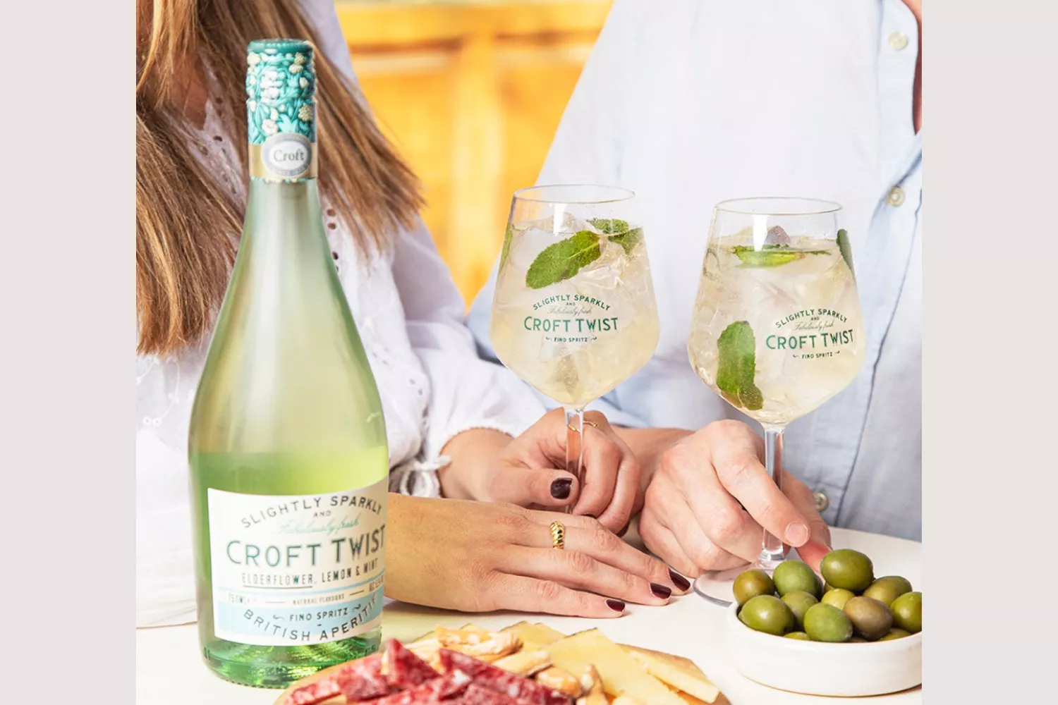 Dos copas y una botella de Croft Twist / CROFT TWIST