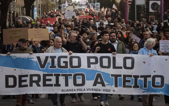 Decenas de personas durante una manifestación para exigir medidas por una vivienda digna