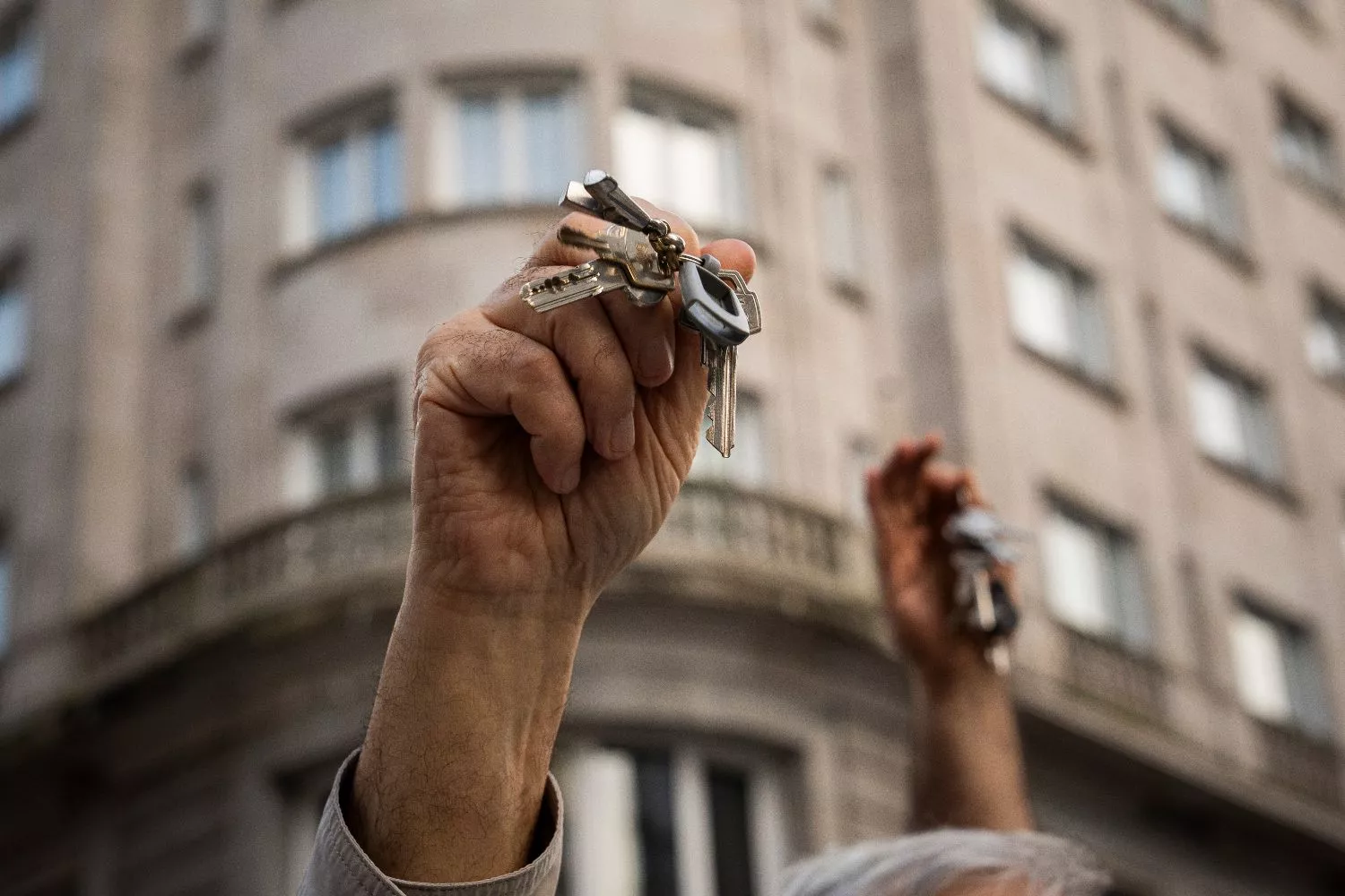 Una persona muestra sus llaves durante una manifestación para exigir medidas por una vivienda digna