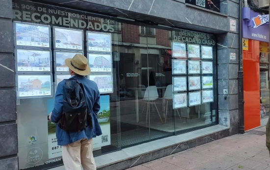 Un hombre mira anuncios de una agencia inmobiliaria / EUROPA PRESS