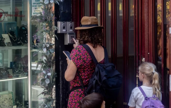 Una mujer escribe un código para conseguir las llaves de un apartamento turístico