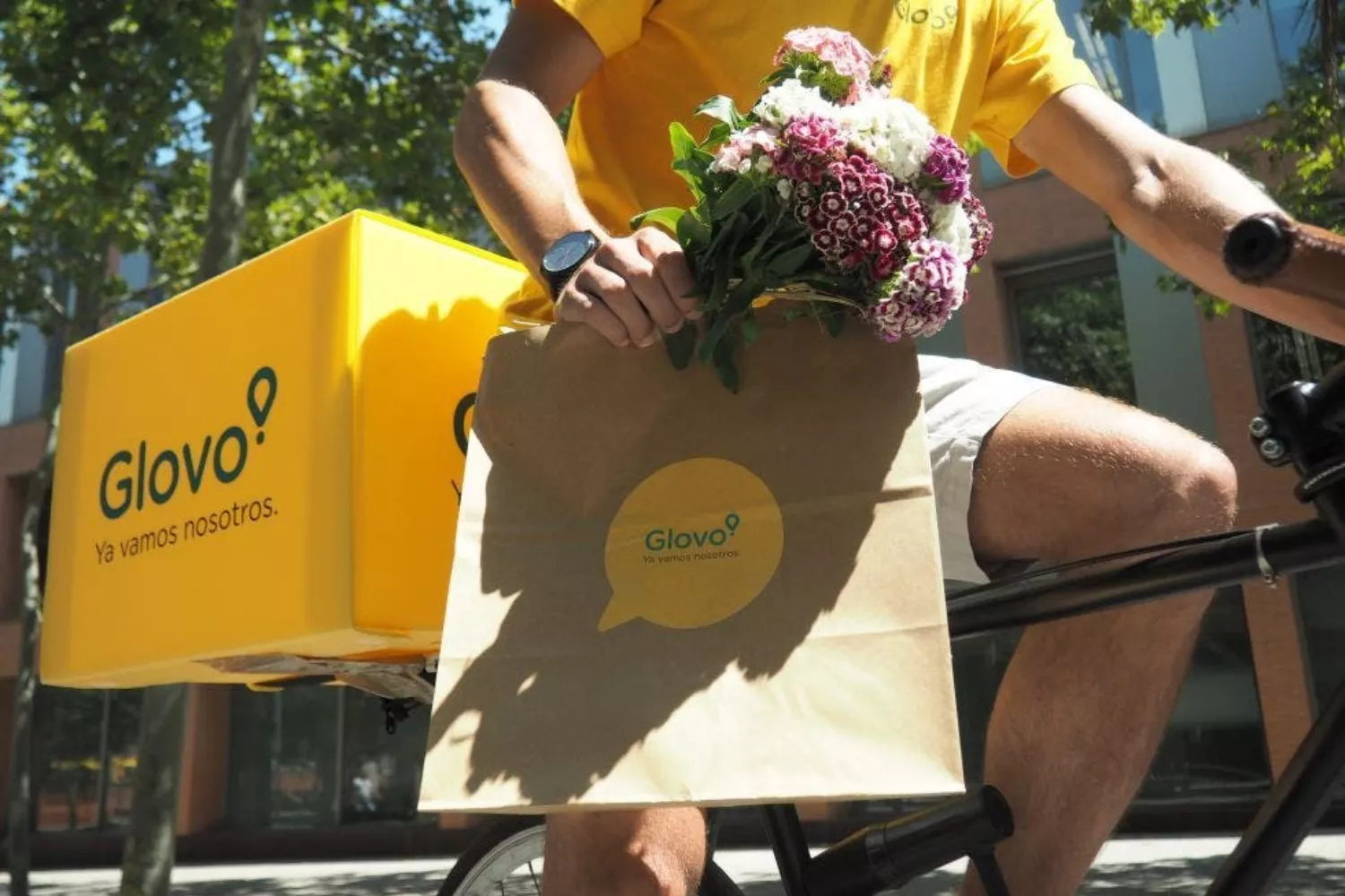 Un repartidor de Glovo entrega unas flores   GLOVO