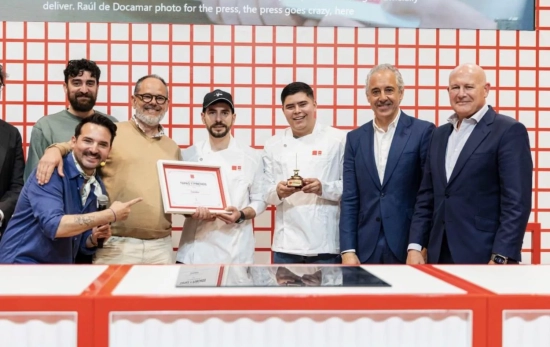 El equipo de Lavagú recoge el premio / CEDIDA