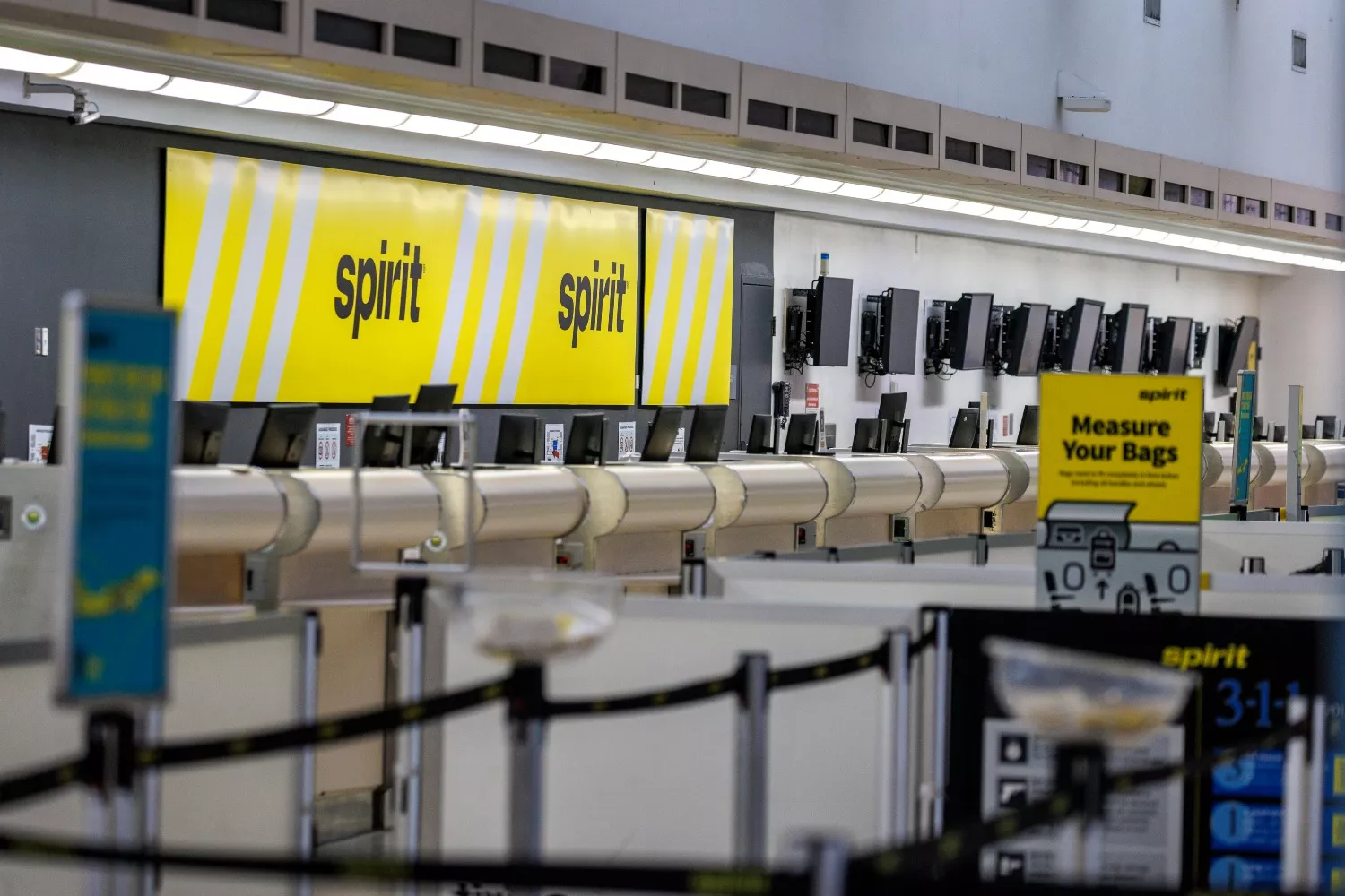 La zona de facturación de Spirit Airlines se encuentra vacía tras el cese de operaciones / CRISTOBAL HERRERA-ULASHKEVICH - EFE