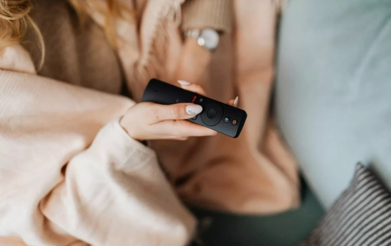 Una persona sostiene un mando / PEXELS