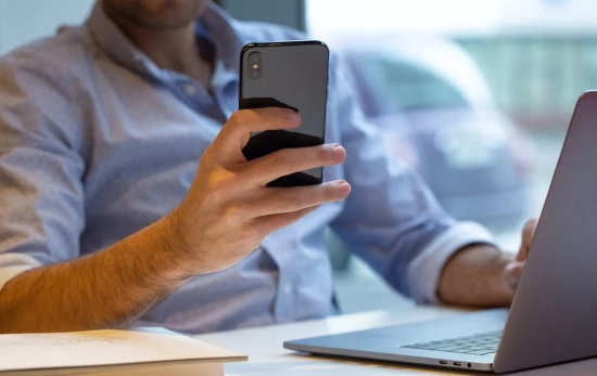 Una persona utiliza un móvil / FREEPIK 