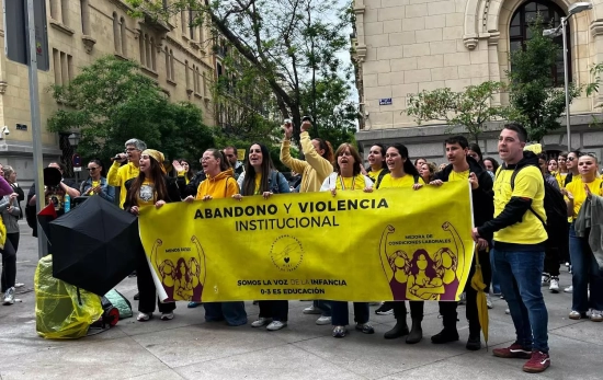 Trabajadoras de escuelas infantiles en huelga protestando frente a Cibeles