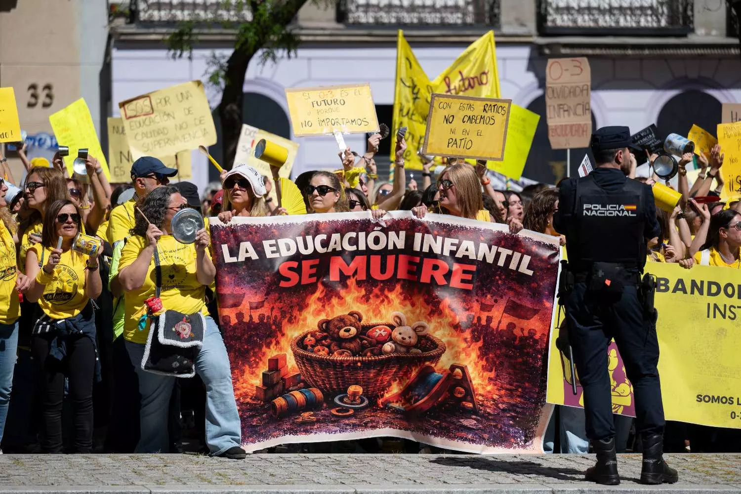 Decenas de personas durante una concentración de docentes de escuelas infantiles f