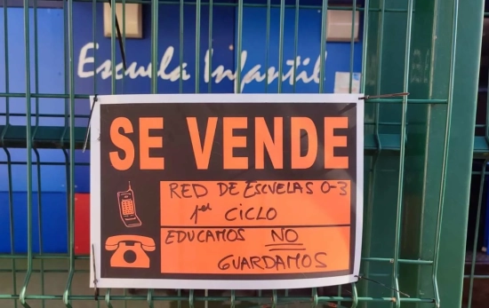 Carteles con motivo de la huelga de escuelas infantiles 0 3