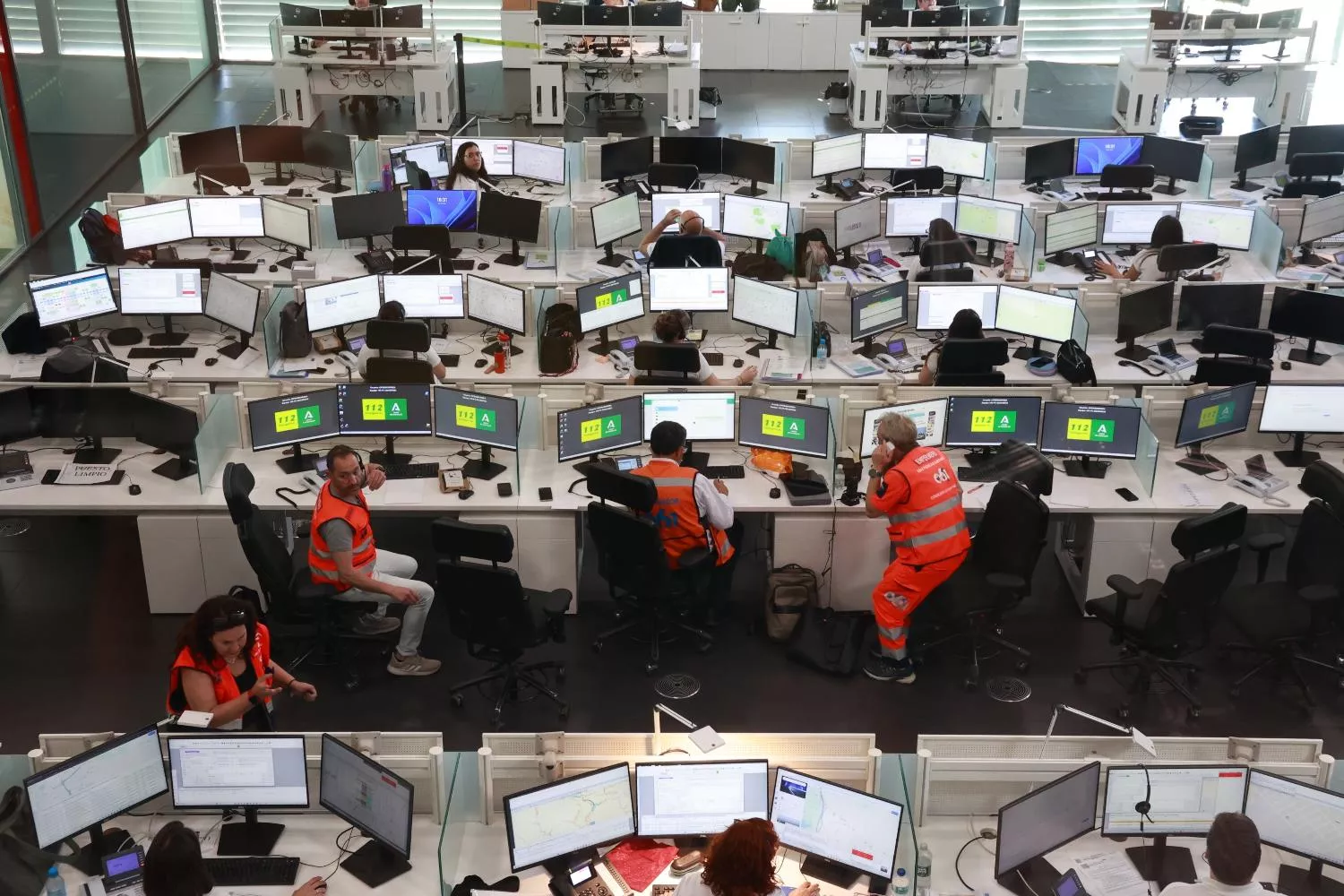 Varios trabajadores del Centro de Coordinación de Emergencias en la sede del 112 durante el apagón / EUROPA PRESS - ROCÍO RUZ