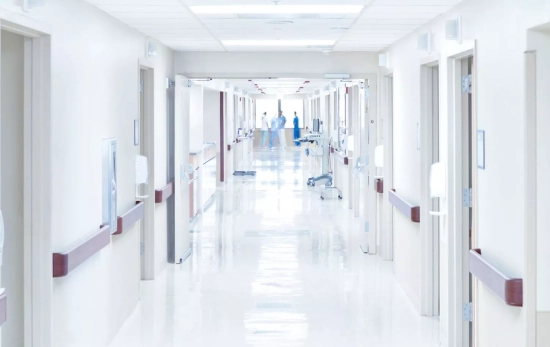 Interior de un hospital/ CANVA