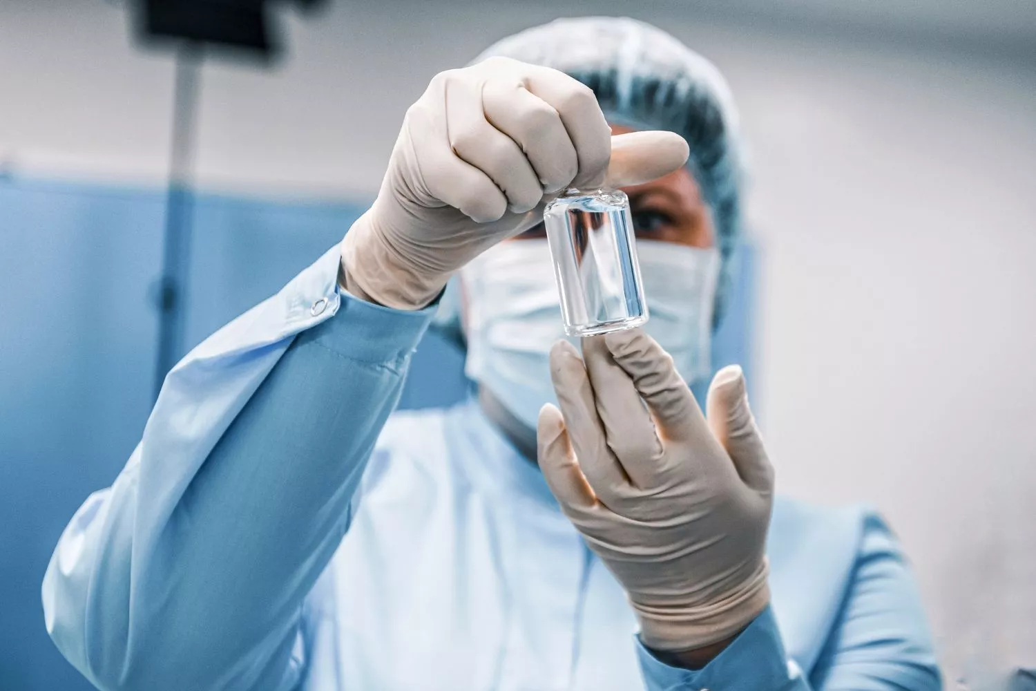 Un científico analizando el comportamiento del Hantavirus / CANVA